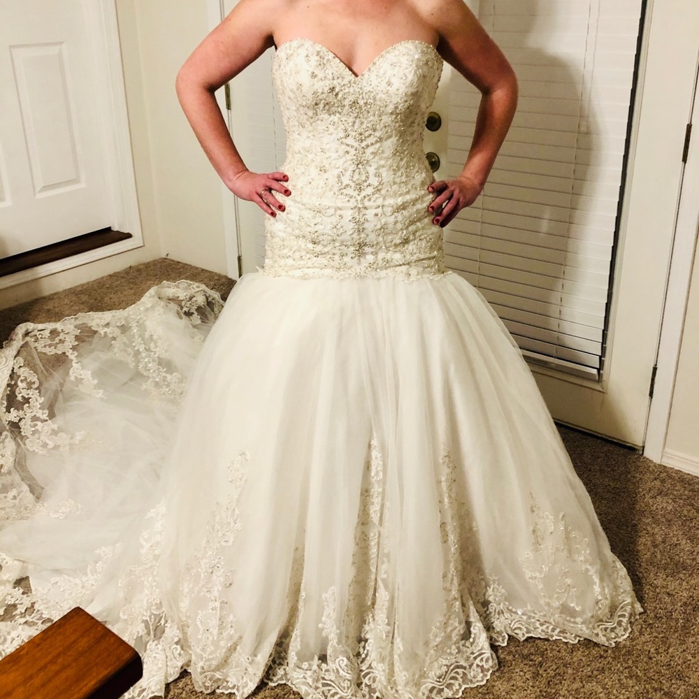 Brand new Allure Bridal gown w/ extended train NWT